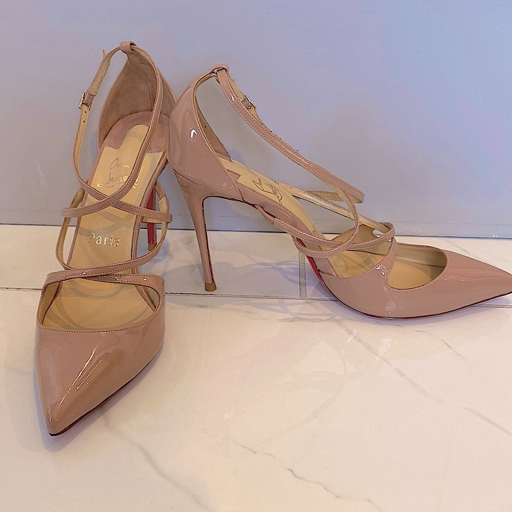Christian Louboutin’s size 41, in nude. Crossfliketa patent Leather Pumps.